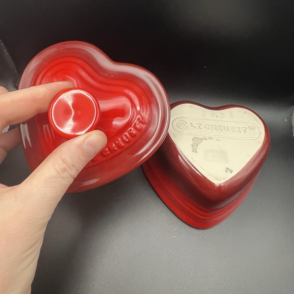 Le Creuset Ombre Red Heart Shape Miniature Covered Ramekin Stoneware Cocotte - Picture 6 of 12